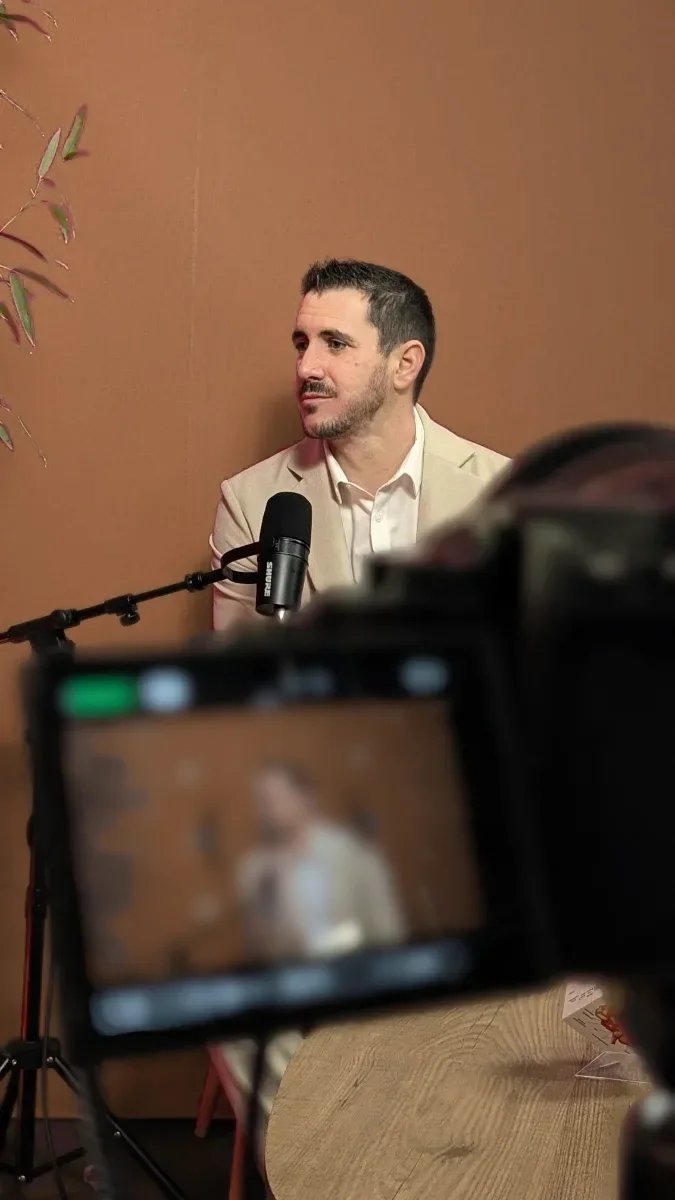 Alexandre Niggel au micro, en enregistrement du podcast Pulsation